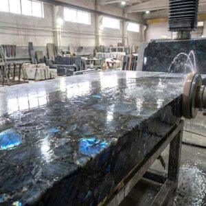 Гранітна Плита Лабрадорит Бучардована Акваоброблена (Катеринівка) — фото виробництва та кар’єру