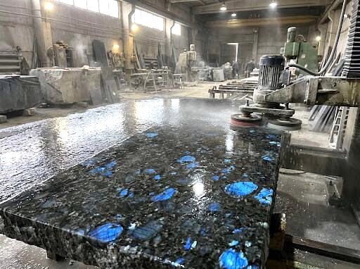 Гранітна Плита Лабрадорит бучардована (Катеринівка) розмір 600*300*20 мм — фото виробництва та кар’єру Гранітна Плита Лабрадорит бучардована (Катеринівка) розмір 600*300*20 мм — фото виробництва та кар’єру