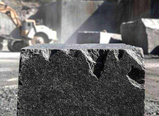 Гранітна Бруківка Окатана Габро (буханець) Размір 200-100-10 мм — фото виробництва та кар’єру Гранітна Бруківка Окатана Габро (буханець) Размір 200-100-10 мм — фото виробництва та кар’єру