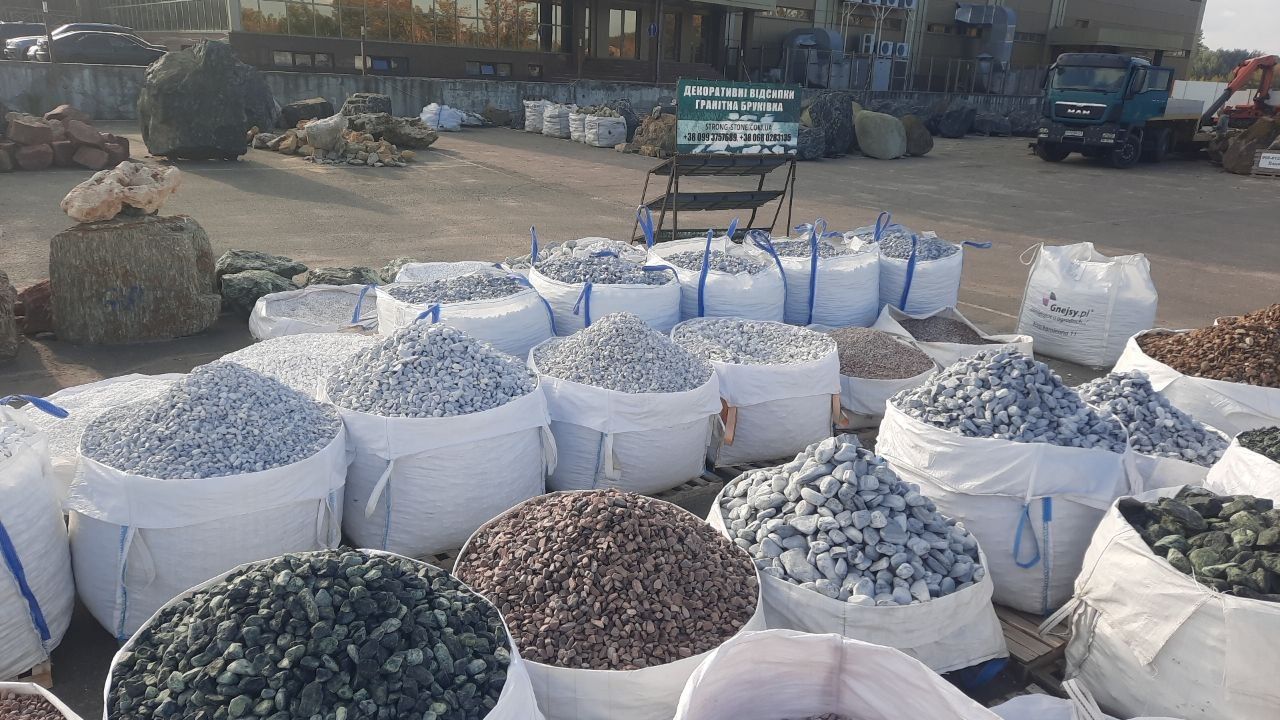 Площадка склада Strong Stone: отсыпки и гранитная брусчатка