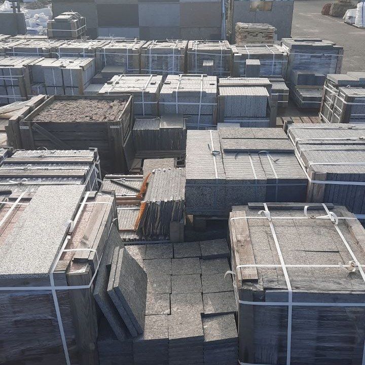 Гранитная плитка и брусчатка на поддонах на складе Strong Stone