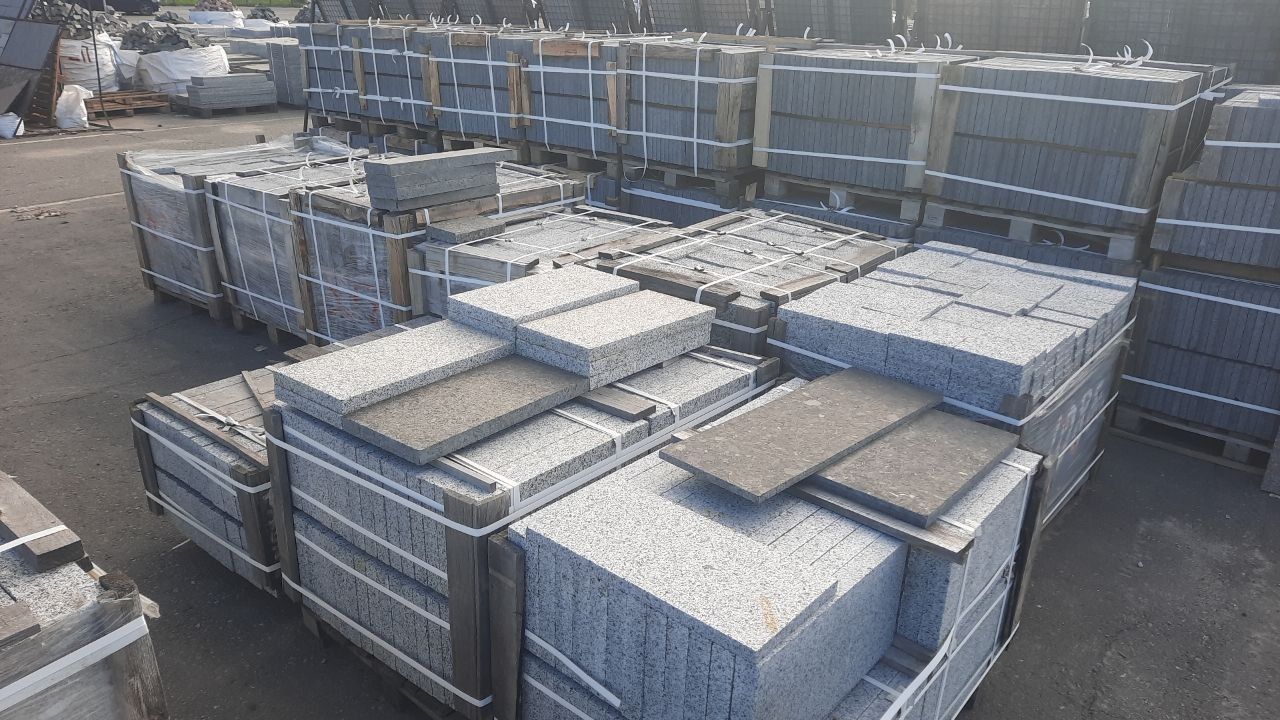 Гранитная плита и брусчатка на складе Strong Stone
